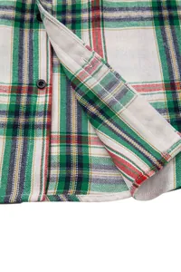 Primer plano detallado de una camisa de cuadros verdes para hombre con textura y botones