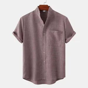 Vista de detalle de una camisa de manga corta para hombre en algodón y lino malva.