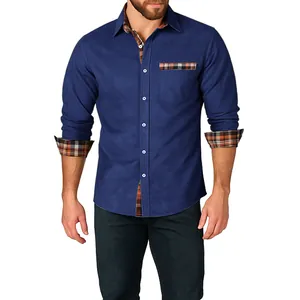 Dettaglio camicia blu scuro da uomo con contrasto a scacchi su polsini e tasca.