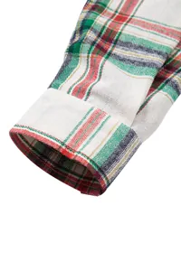 Primer plano detallado del puño de una camisa de cuadros para hombre, tejido grueso
