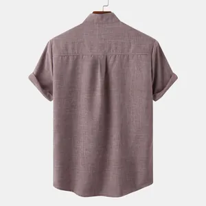 Vista posterior detallada de camisa de hombre de manga corta en lino rosa empolvado