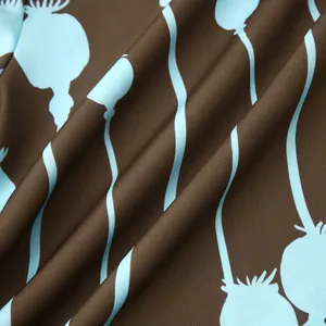 Gros plan sur le motif de pavot bleu d'une chemise hawaïenne marron pour homme