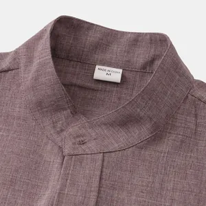 Primer plano del cuello de una camisa de algodón y lino burdeos para hombre con cuello mao