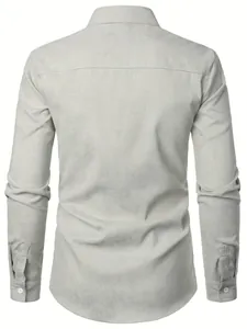 Vista posteriore di una camicia grigia a maniche lunghe da uomo in velluto a coste