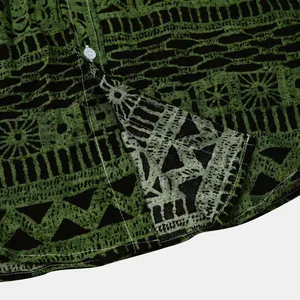 Close-up van de groen-zwarte etnische geometrische print op een herenhemd met korte mouwen