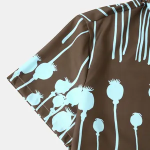 Détail rapproché de l'imprimé floral de coquelicot bleu sur tissu de chemise marron