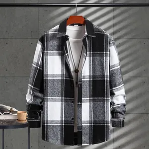 Camisa de manga larga para hombre con un elegante diseño de cuadros en blanco y negro
