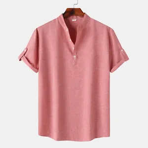 Vista detallada de camisa de lino rosa de manga corta con cuello mao y botones