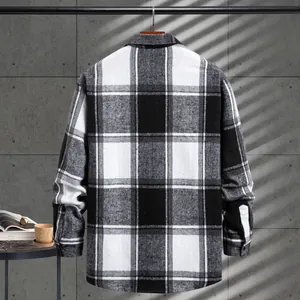 Vista trasera de una camisa de franela a cuadros blancos y negros para hombre.