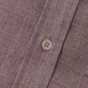 Primer plano detallado que muestra la textura de lino y algodón y el botón de camisa lila