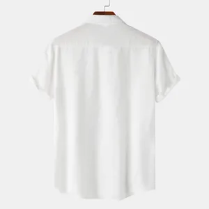 Achteraanzicht van een minimalistisch wit shirt met korte mouwen van ademende stof