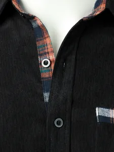 Dettaglio di camicia in velluto a coste nera da uomo con fodera a quadri a contrasto