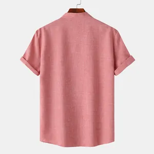 Vista posterior detallada de una camisa rosa de manga corta para hombre con textura de lino