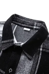 Primer plano del cuello de una camisa gruesa de franela para hombre con patrón de espiga.