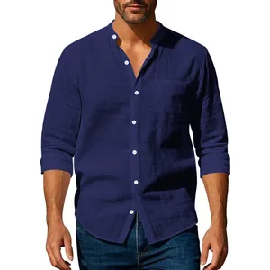 Λεπτομέρεια ανδρικού μπλε πουκαμίσου slim fit από βαμβάκι και λινάρι με όρθιο γιακά