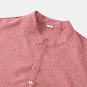 Detalle de camisa de hombre con cuello mandarín en rojo coral, textura lino.