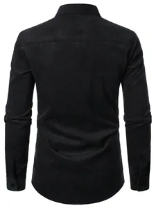 Vista posteriore dettagliata di una camicia da uomo in velluto a coste nero, moda