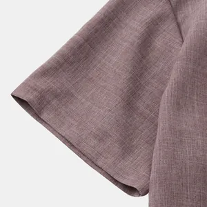 Primer plano de una manga de camisa de hombre de algodón y lino en color rosa viejo