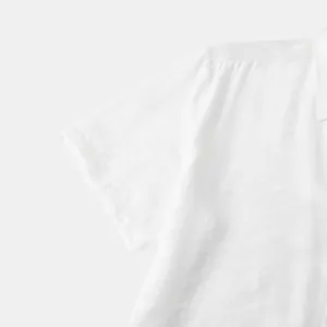 Close-up macro-weergave van de ademende witte linnen stof en mouwdetails van een herenshirt
