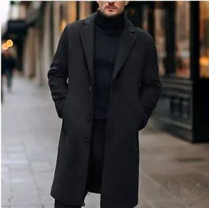 Gros plan d'un manteau long en laine noire pour homme avec col à revers chic
