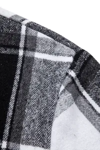 Primer plano de una camisa de franela a cuadros gruesa que muestra la costura del hombro.