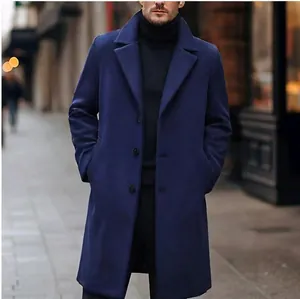 Modèle masculin portant un élégant manteau en laine bleu marine à boutonnage simple