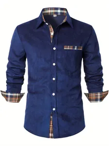 Dettaglio di una camicia da uomo in velluto a coste blu con finiture a quadri a contrasto.