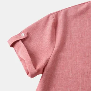 Primer plano del puño de una camisa de hombre de manga corta con lengüeta de botón