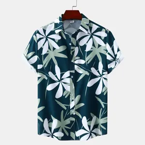 Détail d'une chemise hawaïenne pour hommes avec imprimé floral blanc sur bleu canard