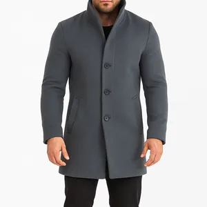 Primer plano de un abrigo de lana gris marengo para hombre con cuello alto y tres botones