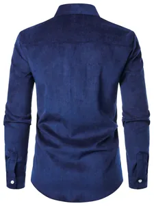Vista posteriore di una camicia in velluto a coste blu navy da uomo con trama fine