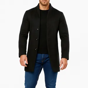 Foto de estudio de un abrigo de lana negro para hombre de largo medio con cuello alto