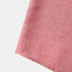 Detalle de cerca de la textura de la tela de lino rosa y costuras en camisa de hombre