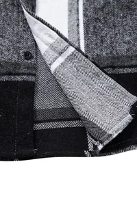 Primer plano detallado que muestra la textura gruesa de espiga y cuadros de la camisa de hombre.