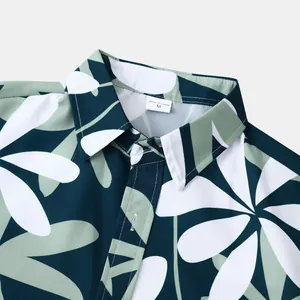 Vue détaillée d'un col de chemise hawaïenne pour hommes avec motif floral vert et blanc