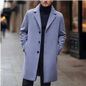 Vue détaillée d'un long pardessus en laine bleu clair pour homme avec un revers classique