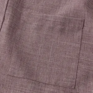 Primer plano de un bolsillo de pecho cuadrado en una camisa de lino para hombre