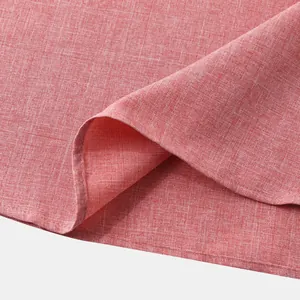 Detalle de cerca de la tela roja transpirable efecto lino en una camisa de hombre