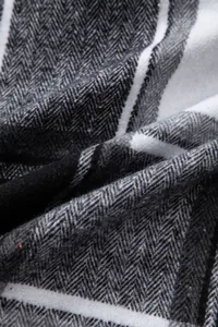 Primer plano de tela gruesa de espiga negra y blanca para camisa casual de hombre