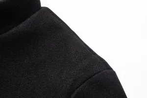 Detalle macro de alta calidad que muestra la textura de lana negra y las costuras del abrigo