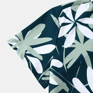 Gros plan détaillé d'une manche de chemise hawaïenne pour homme avec un motif floral.