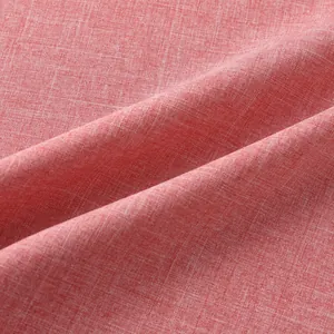 Detalle macro de la textura de tela de lino rojo coral transpirable para camisas de hombre