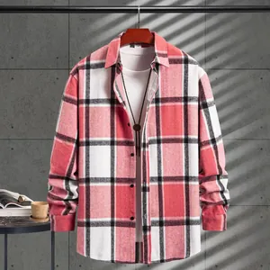 Detalle de una camisa de franela a cuadros rojos y blancos para hombre en fondo rústico.