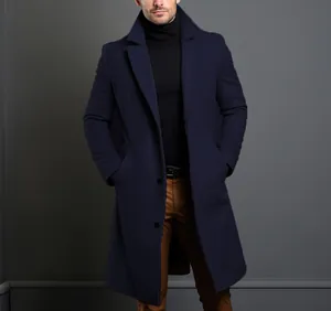 Manteau élégant en laine mi-long pour homme en bleu marine avec une coupe ajustée.
