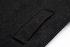 Vista macro detallada de la textura del tejido de lana y la solapa del bolsillo de un abrigo negro