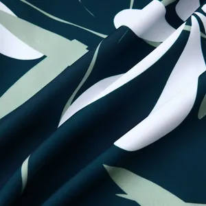 Vue macro détaillée du motif de feuilles tropicales sur le tissu d'une chemise hawaïenne