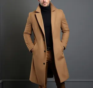 Mannequin portant un manteau en laine camel classique et un col roulé noir pour l'hiver