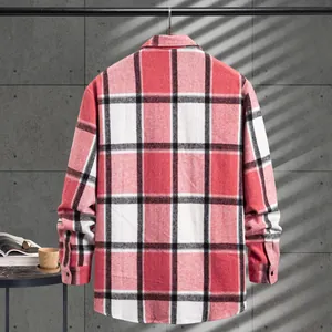 Vista trasera detallada de una camisa de cuadros roja para hombre colgada en un entorno moderno