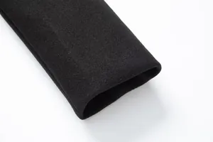 Primer plano detallado del puño de la manga de un abrigo de lana negra, con textura.
