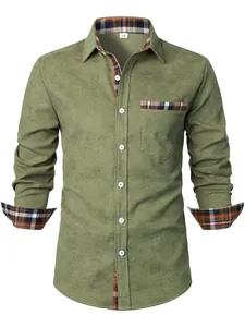 Dettaglio ravvicinato della camicia in velluto verde con inserti a quadri sui polsini